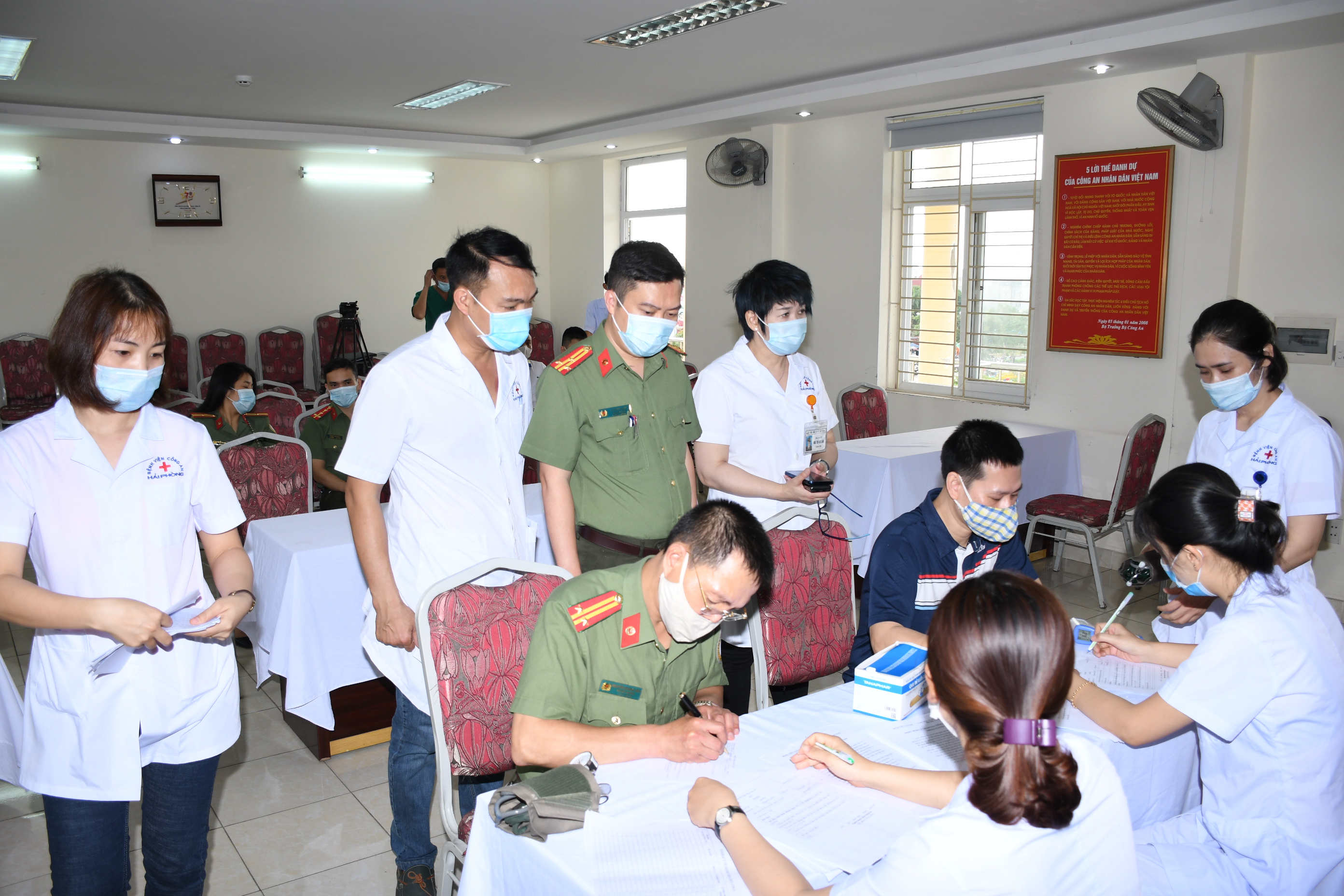 Tiêm vắc-xin phòng COVID-19 cho cán bộ chiến sĩ Công an